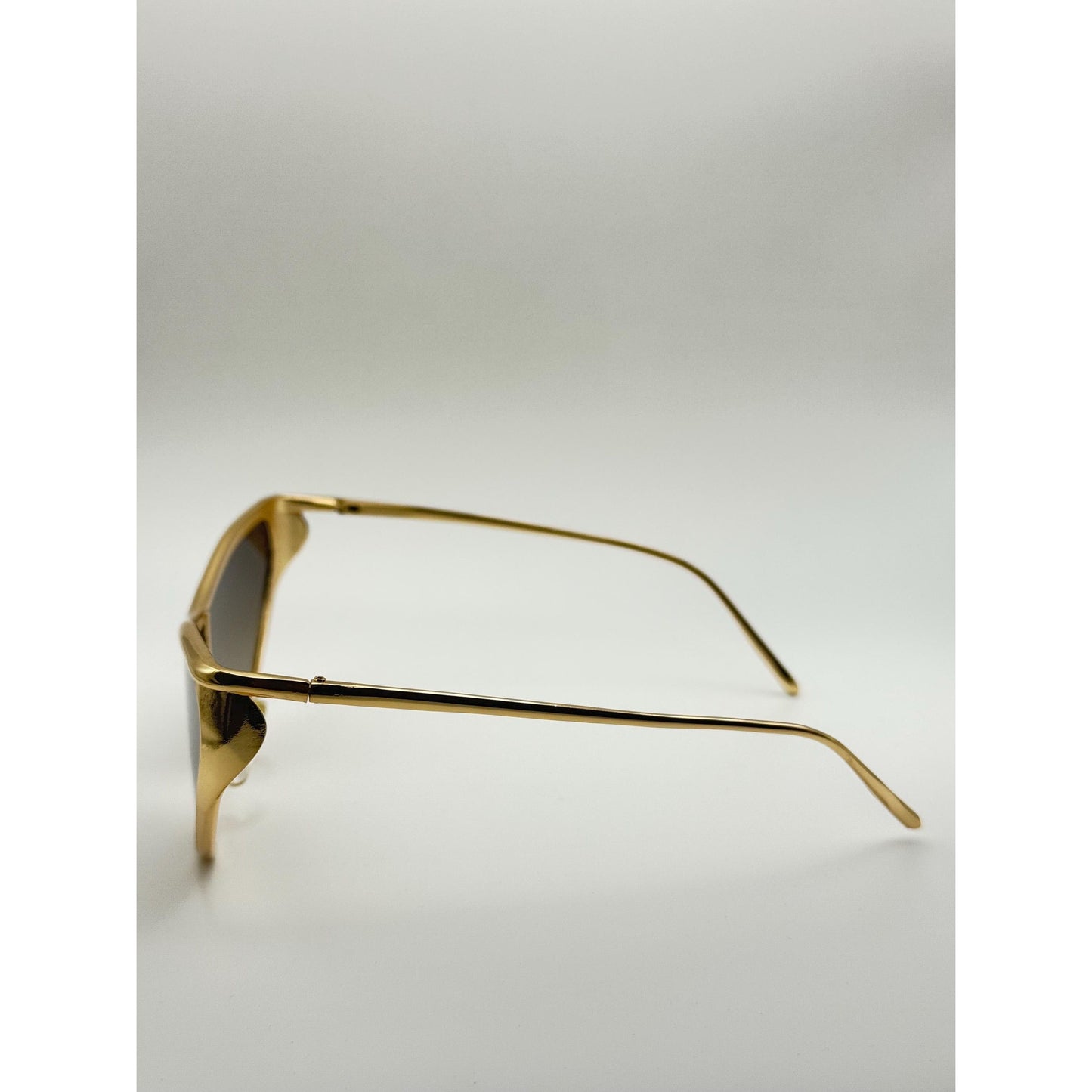 Futuristic Gold Cat-Eye Shield Sunglasses: Unisex Gradient Lens UV400 Fashion Eyewear for Festivals with Personalized Sunglasses Case
